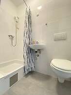 Spacious 8BR Apt with Terrace 16P