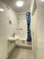 Spacious 8BR Apt with Terrace 16P
