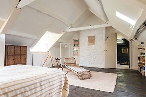 Stunning 8-Bedroom Home in Painswick