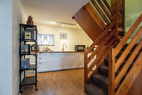 Stunning 8-Bedroom Home in Painswick