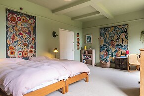 Stunning 8-Bedroom Home in Painswick