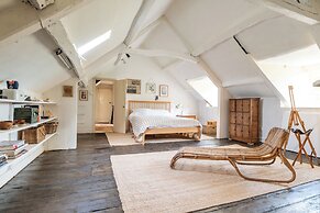 Stunning 8-Bedroom Home in Painswick