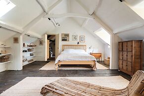 Stunning 8-Bedroom Home in Painswick