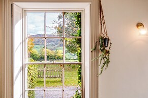 Stunning 8-Bedroom Home in Painswick
