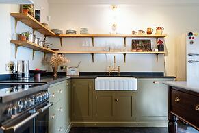 Stunning 8-Bedroom Home in Painswick