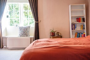 Stunning 8-Bedroom Home in Painswick