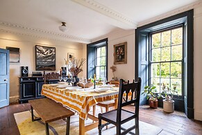 Stunning 8-Bedroom Home in Painswick