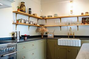 Stunning 8-Bedroom Home in Painswick