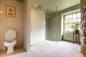 Stunning 8-Bedroom Home in Painswick
