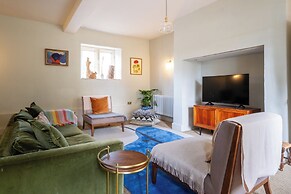 Stunning 8-Bedroom Home in Painswick
