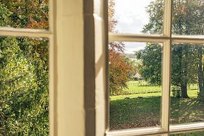 Stunning 8-Bedroom Home in Painswick
