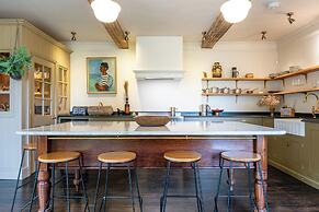 Stunning 8-Bedroom Home in Painswick