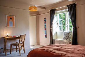 Stunning 8-Bedroom Home in Painswick