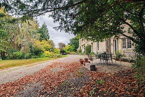 Stunning 8-Bedroom Home in Painswick