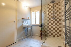 Stunning 8-Bedroom Home in Painswick