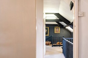 Stunning 8-Bedroom Home in Painswick