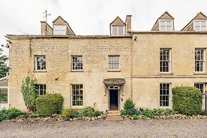 Stunning 8-Bedroom Home in Painswick