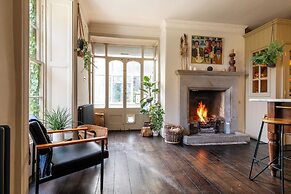 Stunning 8-Bedroom Home in Painswick