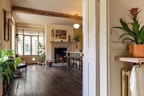 Stunning 8-Bedroom Home in Painswick