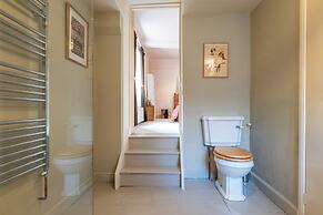 Stunning 8-Bedroom Home in Painswick