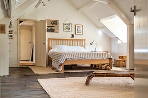 Stunning 8-Bedroom Home in Painswick