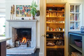 Stunning 8-Bedroom Home in Painswick