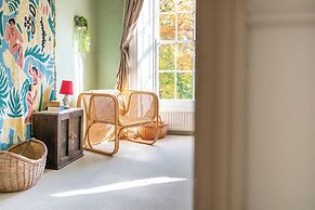 Stunning 8-Bedroom Home in Painswick