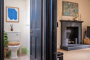 Stunning 8-Bedroom Home in Painswick