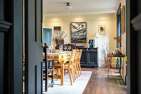 Stunning 8-Bedroom Home in Painswick