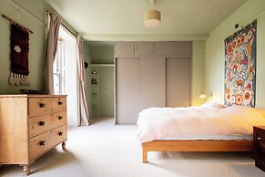 Stunning 8-Bedroom Home in Painswick