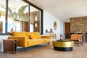 Luxurious Architect-designed Property Pool sea View