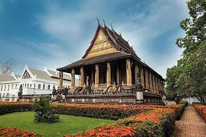 Nalinthone Residence and Cafe