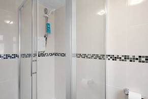 Spacious 5BR 3BA Serviced Hse in Croydon