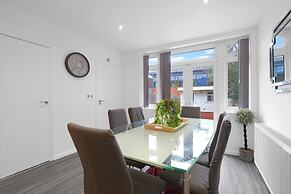 Spacious 5BR 3BA Serviced Hse in Croydon