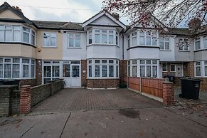 Spacious 5BR 3BA Serviced Hse in Croydon