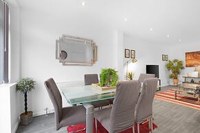Spacious 5BR 3BA Serviced Hse in Croydon