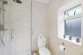 Spacious 5BR 3BA Serviced Hse in Croydon