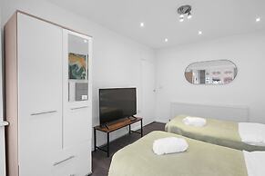 Spacious 5BR 3BA Serviced Hse in Croydon