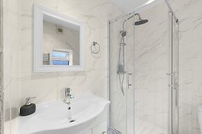 Spacious 5BR 3BA Serviced Hse in Croydon