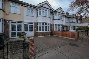 Spacious 5BR 3BA Serviced Hse in Croydon