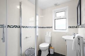 Spacious 5BR 3BA Serviced Hse in Croydon