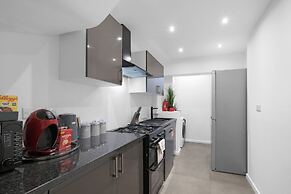Spacious 5BR 3BA Serviced Hse in Croydon