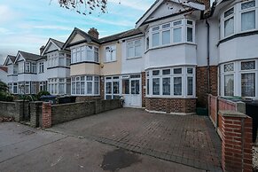 Spacious 5BR 3BA Serviced Hse in Croydon