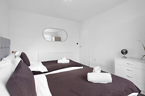 Spacious 5BR 3BA Serviced Hse in Croydon