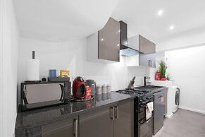 Spacious 5BR 3BA Serviced Hse in Croydon