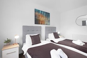 Spacious 5BR 3BA Serviced Hse in Croydon