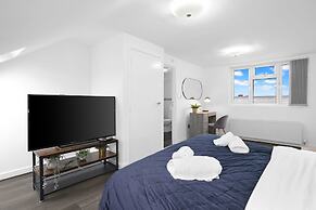 Spacious 5BR 3BA Serviced Hse in Croydon