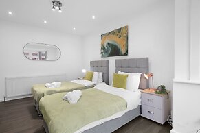 Spacious 5BR 3BA Serviced Hse in Croydon