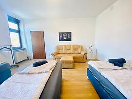 4BR Apartment for 15 Near Danube