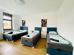 4BR Apartment for 15 Near Danube